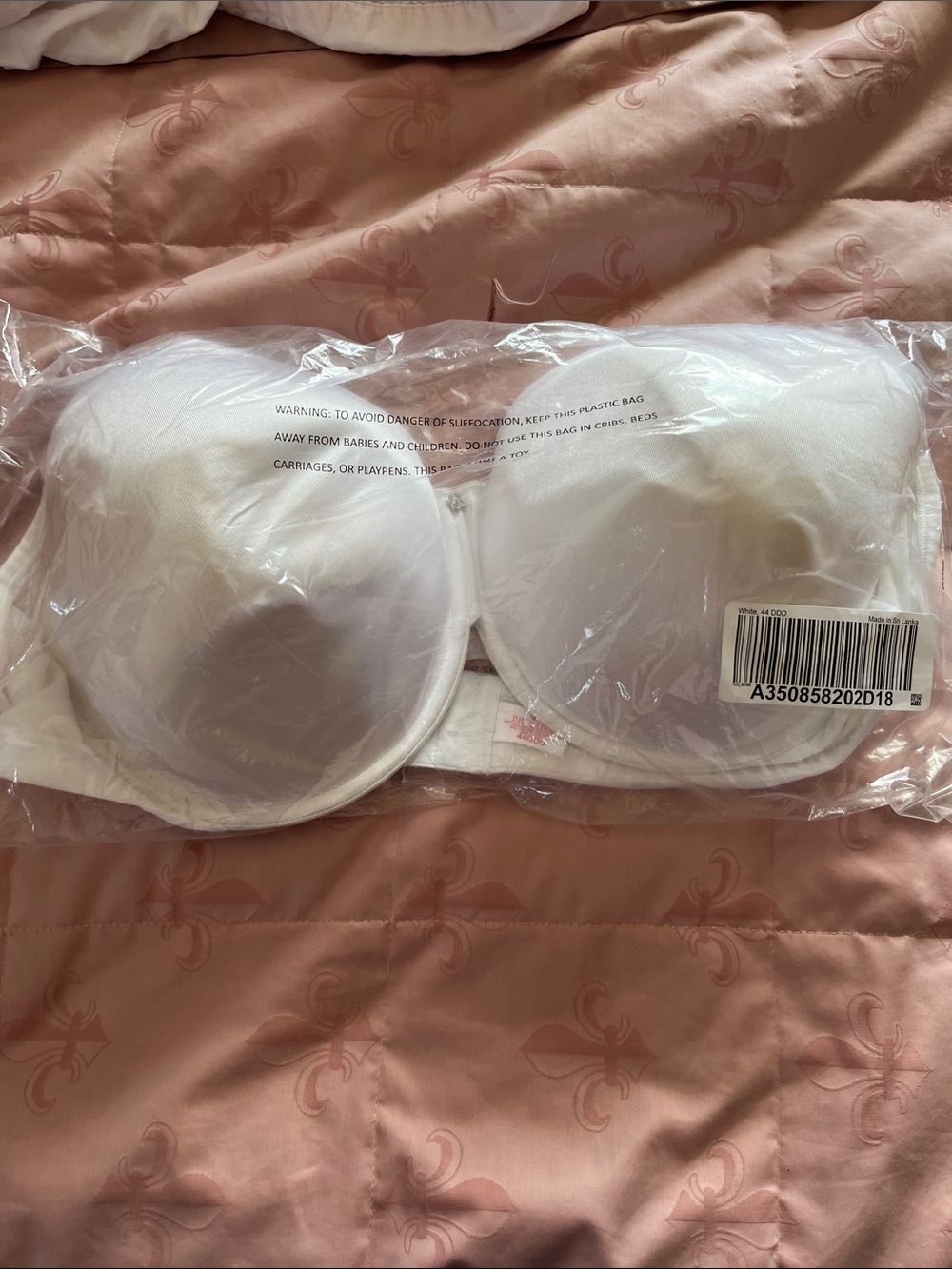 NWT Breezies 44 DDD Seamless, Wired white bra in sealed bag